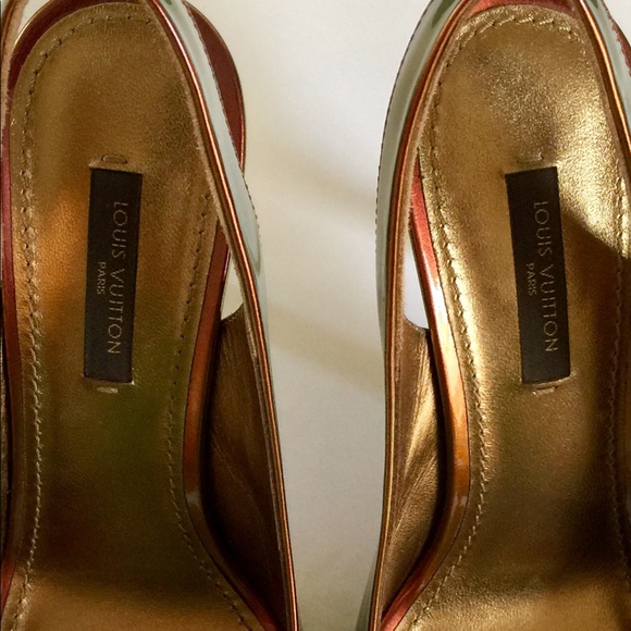 LOUIS VUITTON RUNWAY GOLD/COPPER/GREEN IRIDESCENT PATENT MID-HEEL SANDAL - Picture 4 of 16